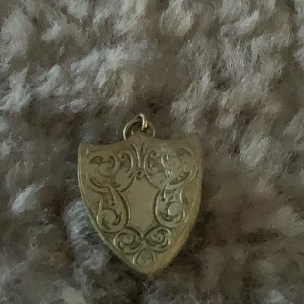 Antique Gold Shield Locket Ornately Decorated. Antique Estate Sale Find 🌹 - Picture 4 of 4